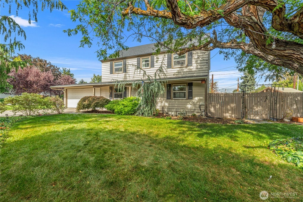 Photo of 1408 Westwood Avenue, Wenatchee, WA 98801 (MLS # 2590528)