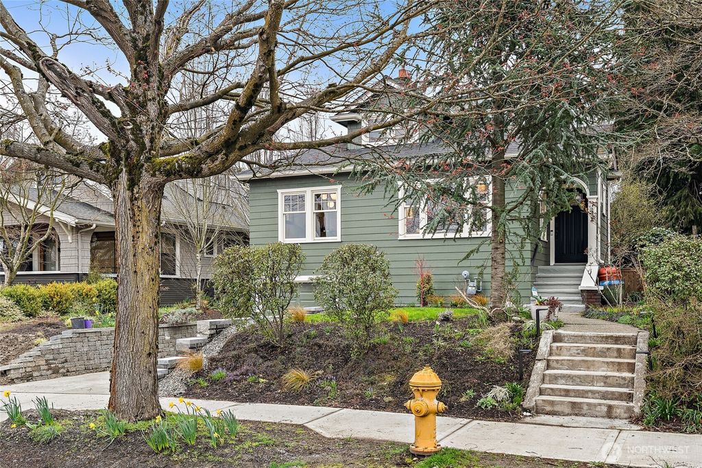 Photo of 332 25th Avenue, Seattle, WA 98122 (MLS # 2492329)