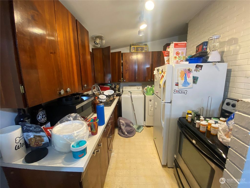 Photo of 214 SW 115th Street S, Seattle, WA 98146 (MLS # 2075388)