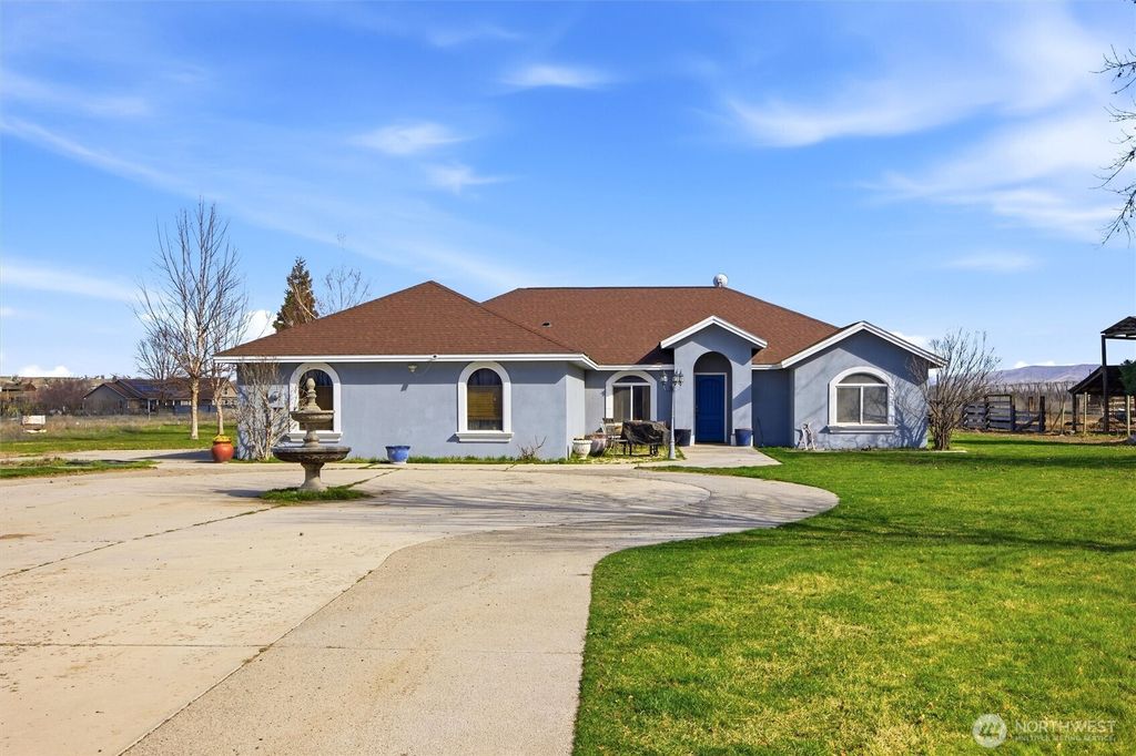 Photo of 3988 E Euclid Road, Mabton, WA 98935 (MLS # 2494645)