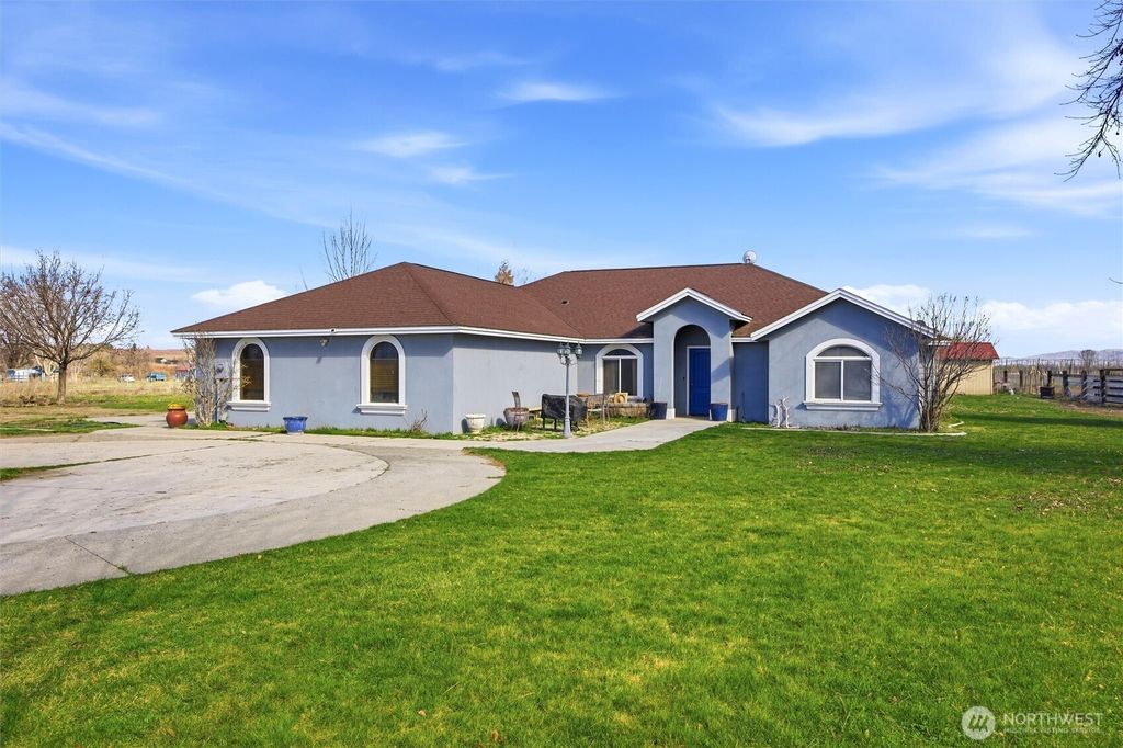 Photo of 3988 E Euclid Road, Mabton, WA 98935 (MLS # 2494645)