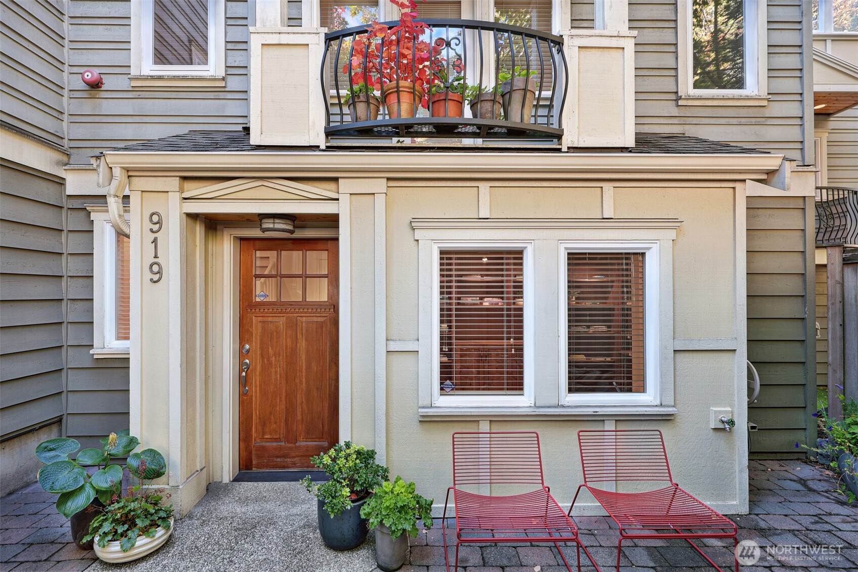 919 Belmont Avenue E