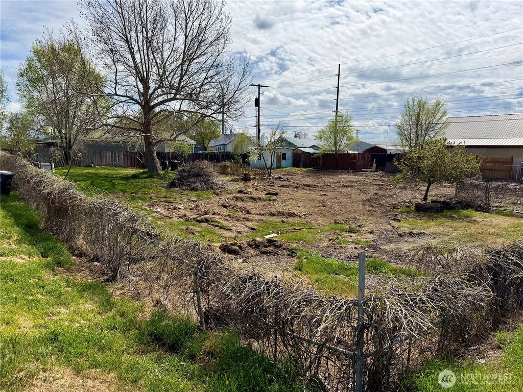 Photo of 9917 NE Highland Dr Dr, Moses Lake, WA 98837 (MLS # 2505233)