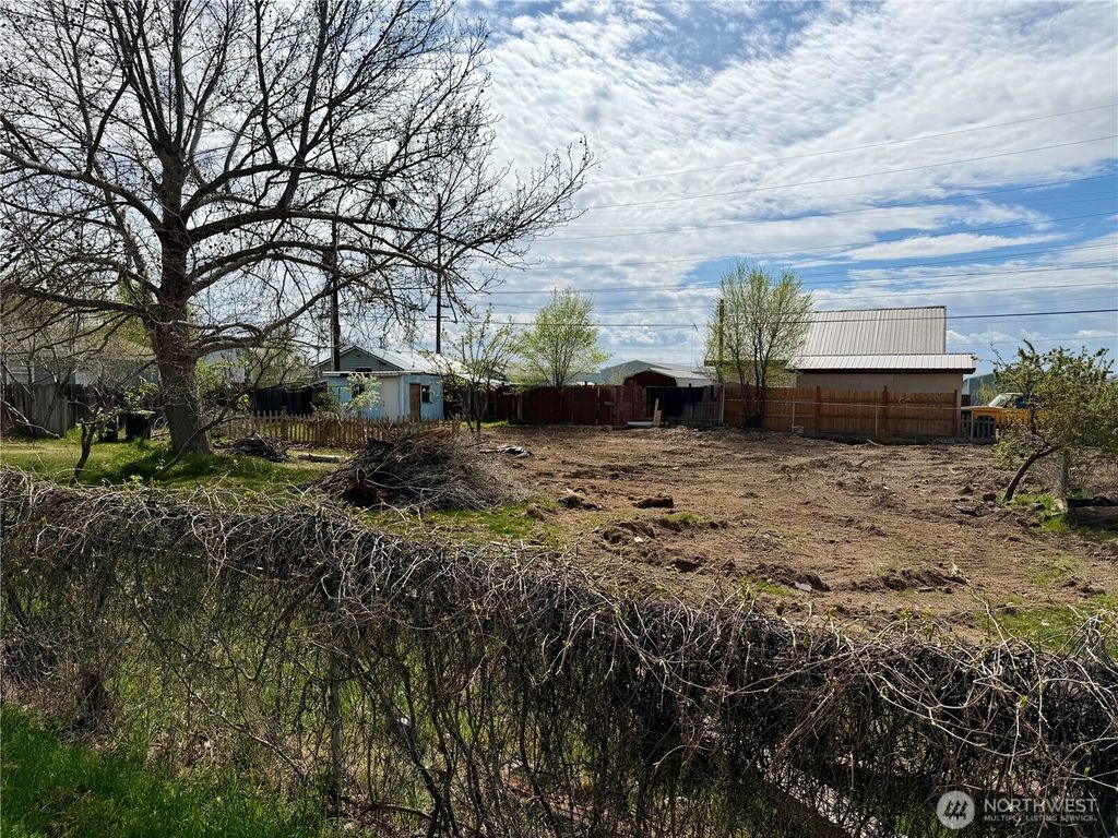 Photo of 9917 NE Highland Dr Dr, Moses Lake, WA 98837 (MLS # 2505233)