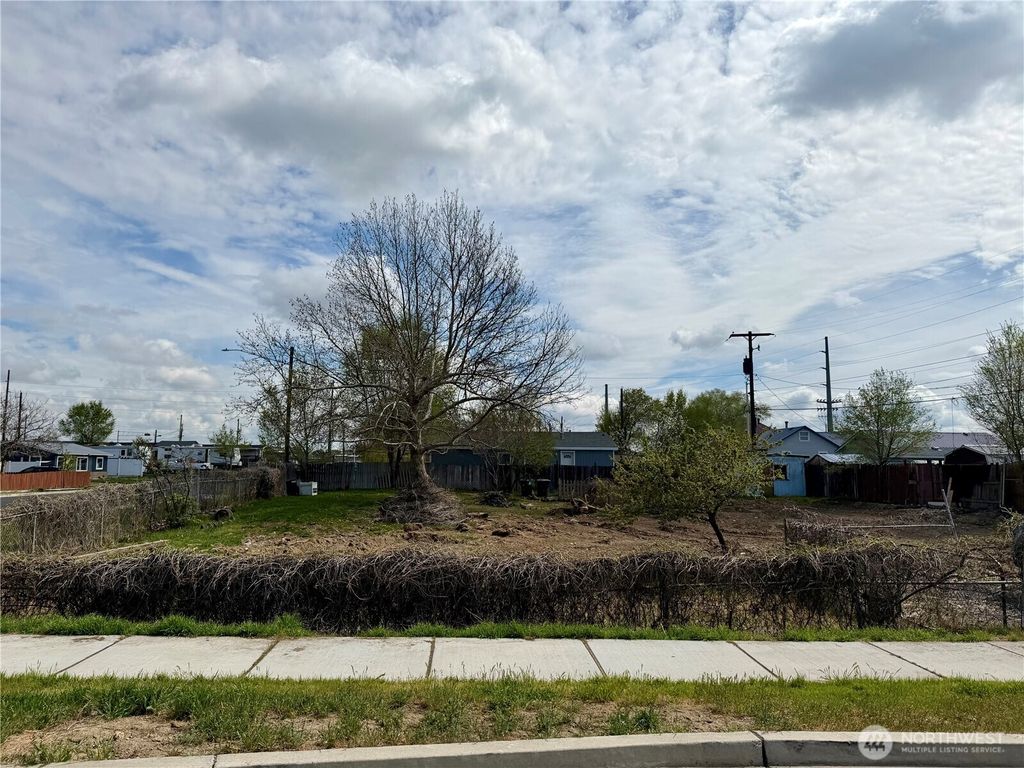 Photo of 9917 NE Highland Dr Dr, Moses Lake, WA 98837 (MLS # 2505233)