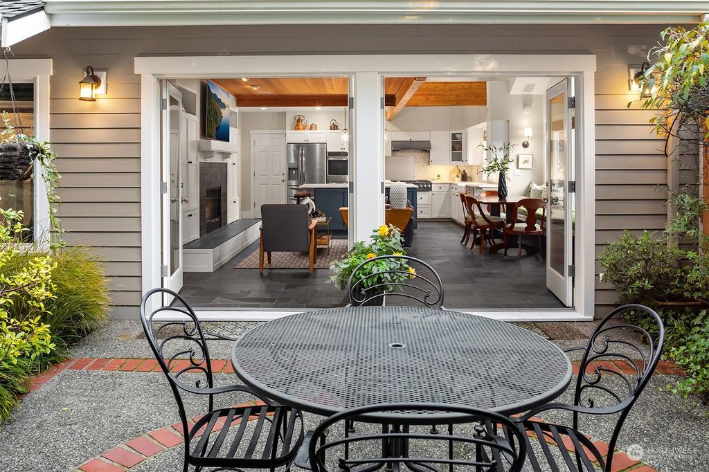 Photo of 8060 NE 8th St St, Medina, WA 98039 (MLS # 2181179)