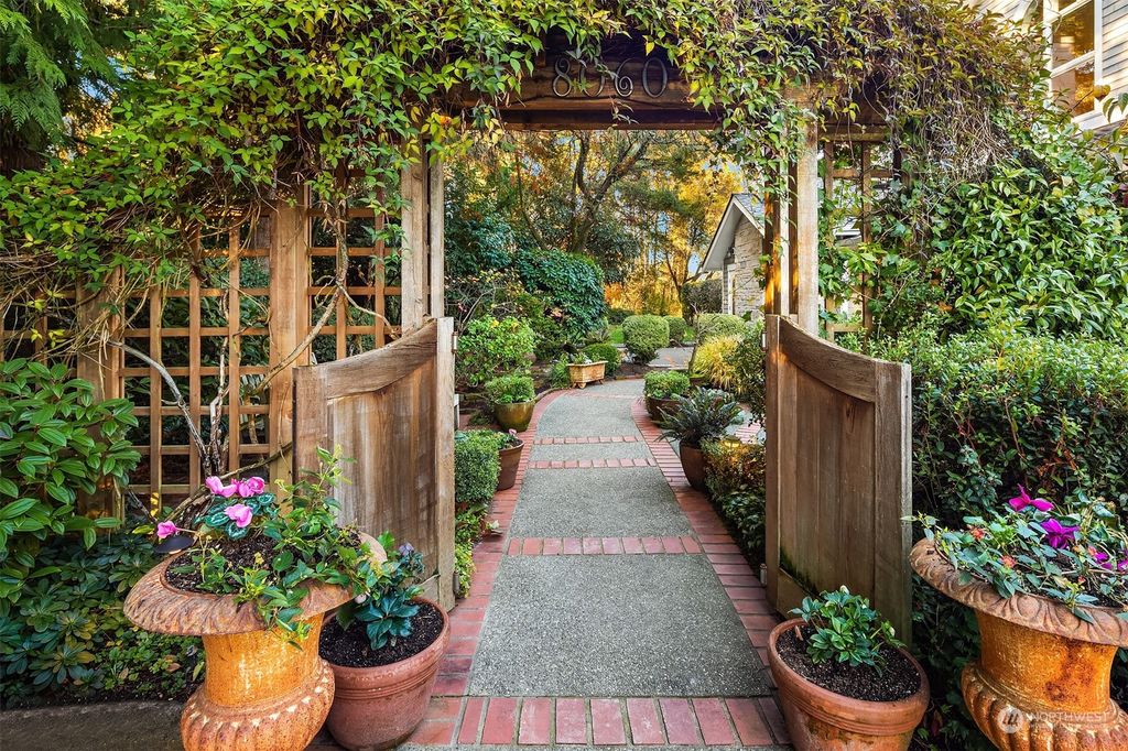 Photo of 8060 NE 8th St St, Medina, WA 98039 (MLS # 2181179)