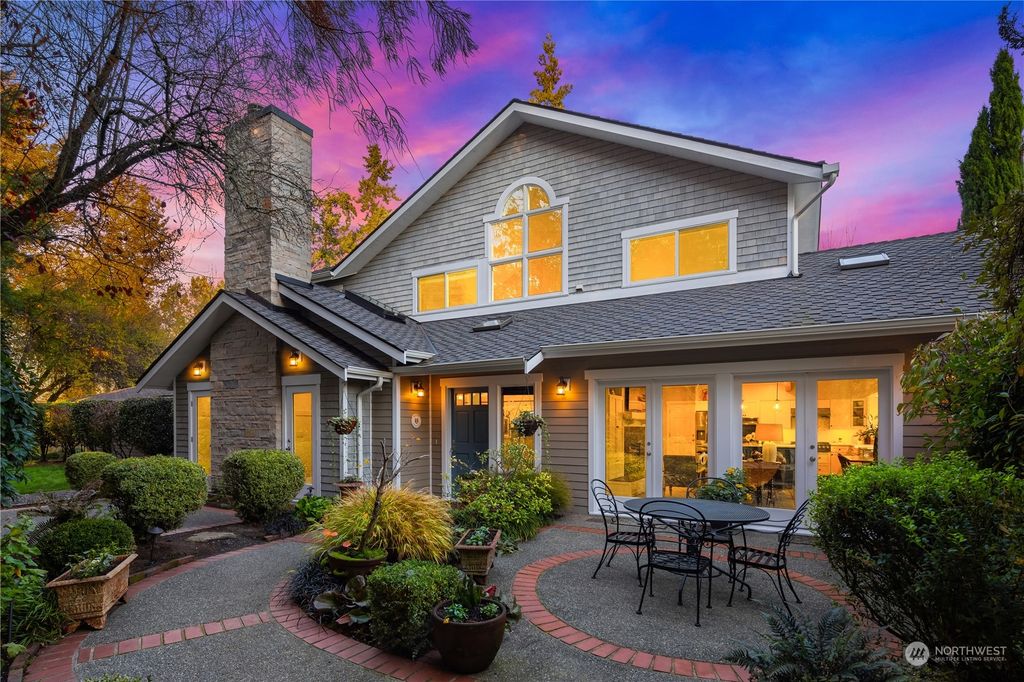 Photo of 8060 NE 8th St St, Medina, WA 98039 (MLS # 2181179)