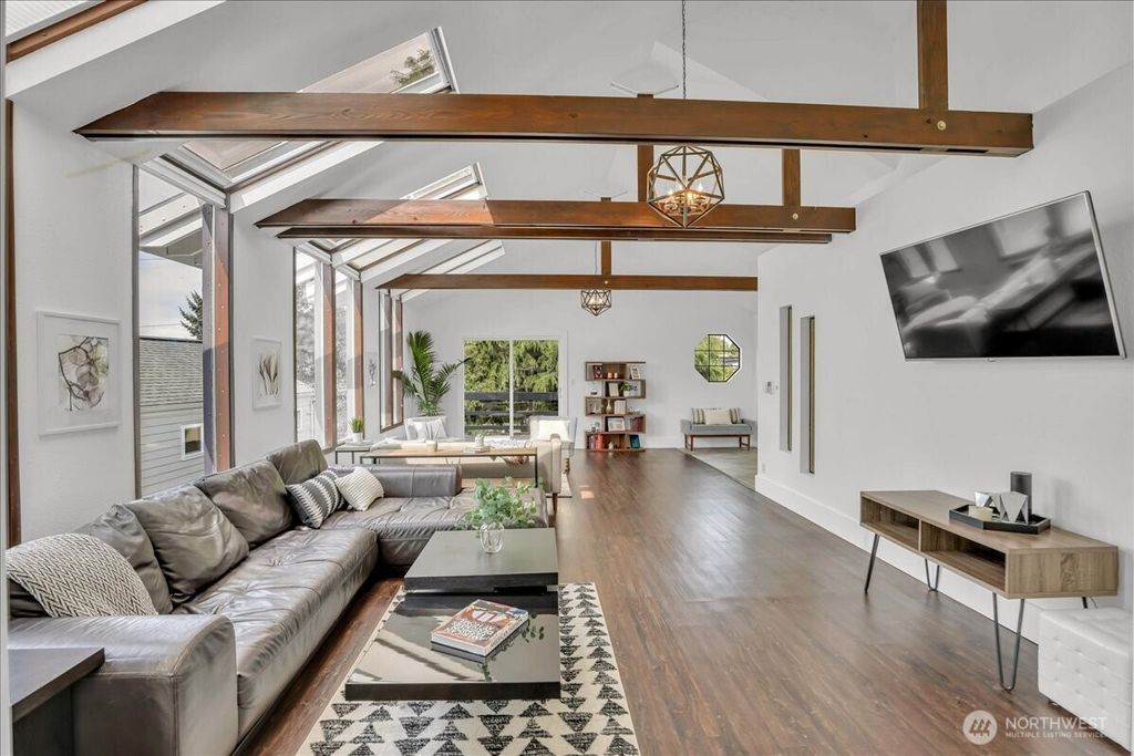 Photo of 8516 Wallingford Avenue N, Seattle, WA 98103 (MLS # 2334304)