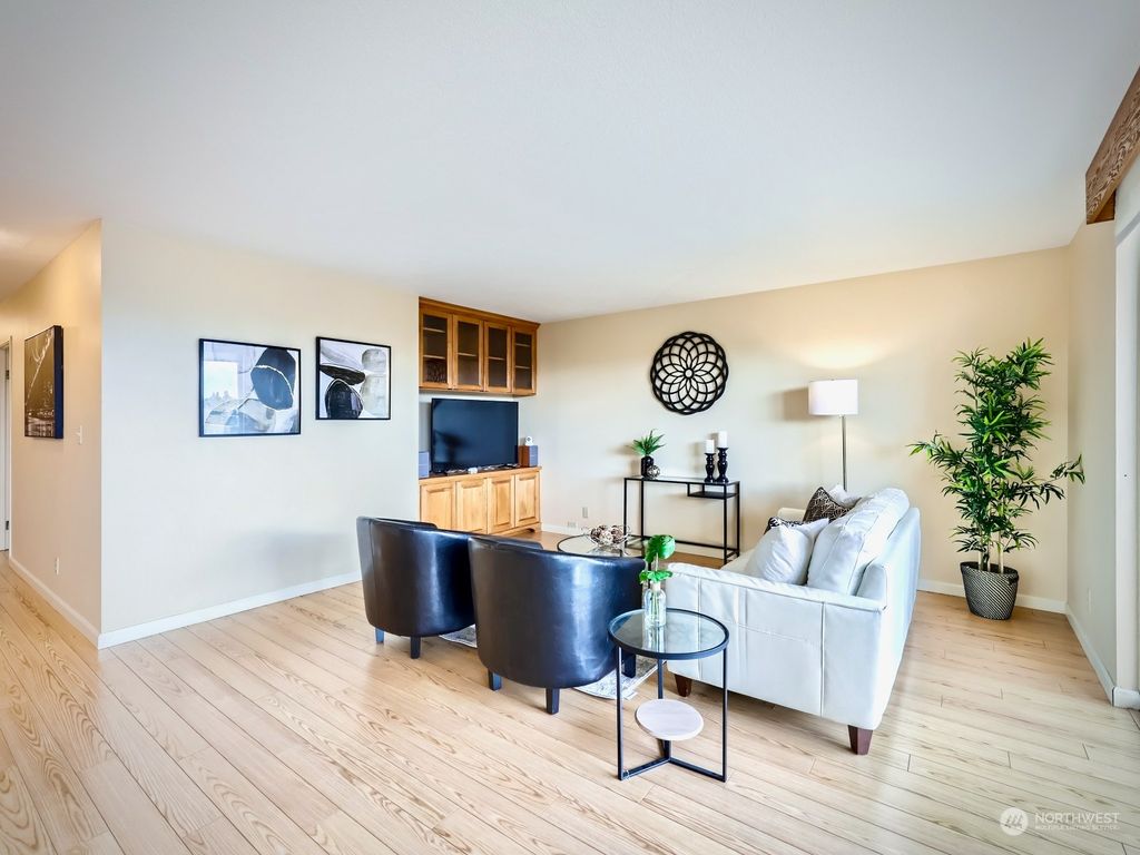 Photo of 4540 8th Avenue NE #702, Seattle, WA 98105 (MLS # 2208787)