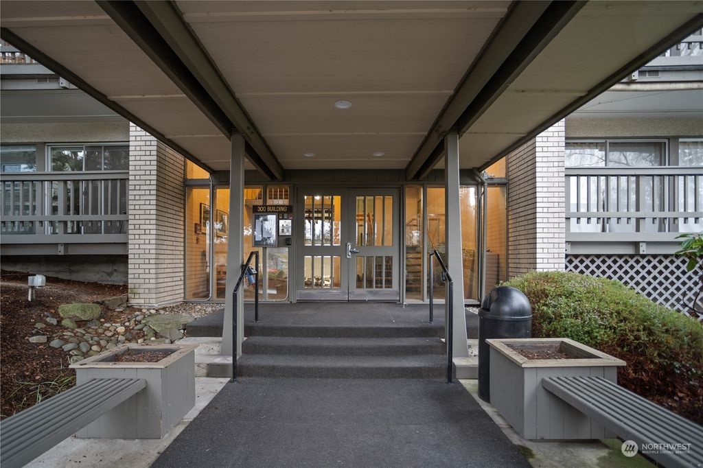 Photo of 2500 81st Avenue SE #322, Mercer Island, WA 98040 (MLS # 2186509)