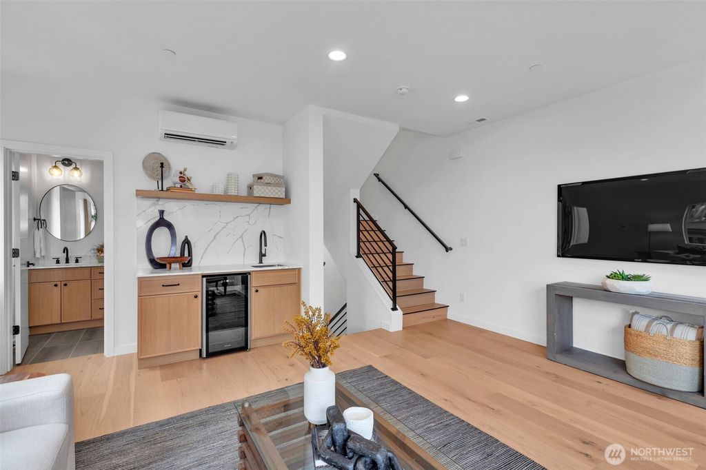 Photo of 427 19th Avenue E, Seattle, WA 98112 (MLS # 2433726)