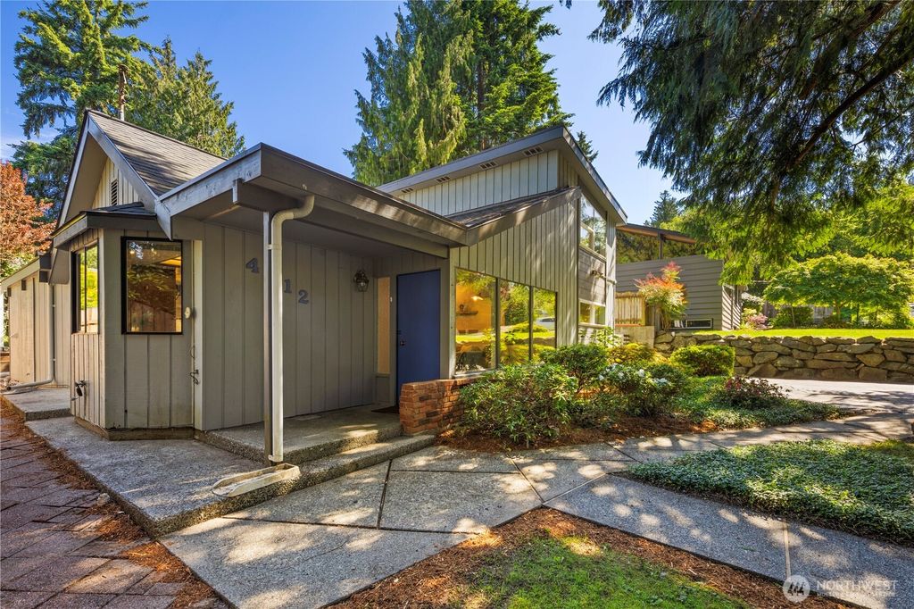 Photo of 4012 NE 113th St St, Seattle, WA 98125 (MLS # 2390648)