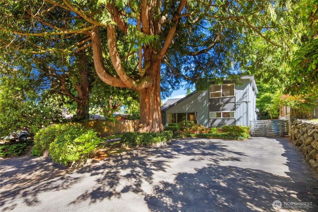 Photo of 4012 NE 113th St St, Seattle, WA 98125 (MLS # 2390648)