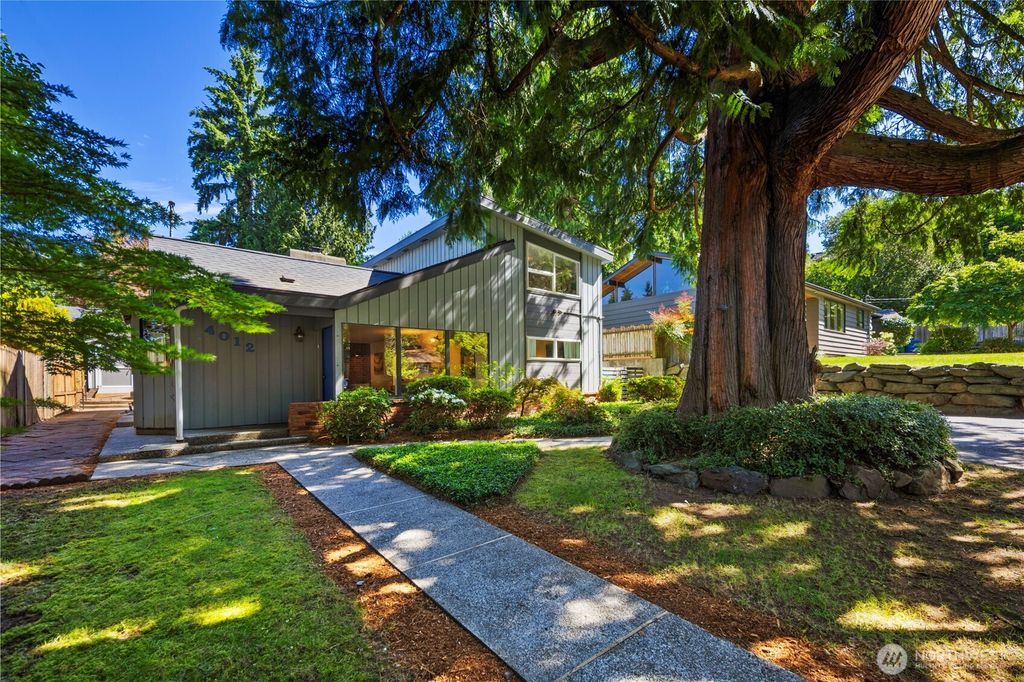 Photo of 4012 NE 113th St St, Seattle, WA 98125 (MLS # 2390648)