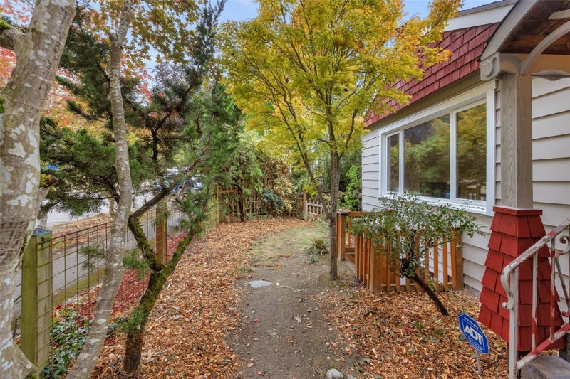 8 W Fulton Street