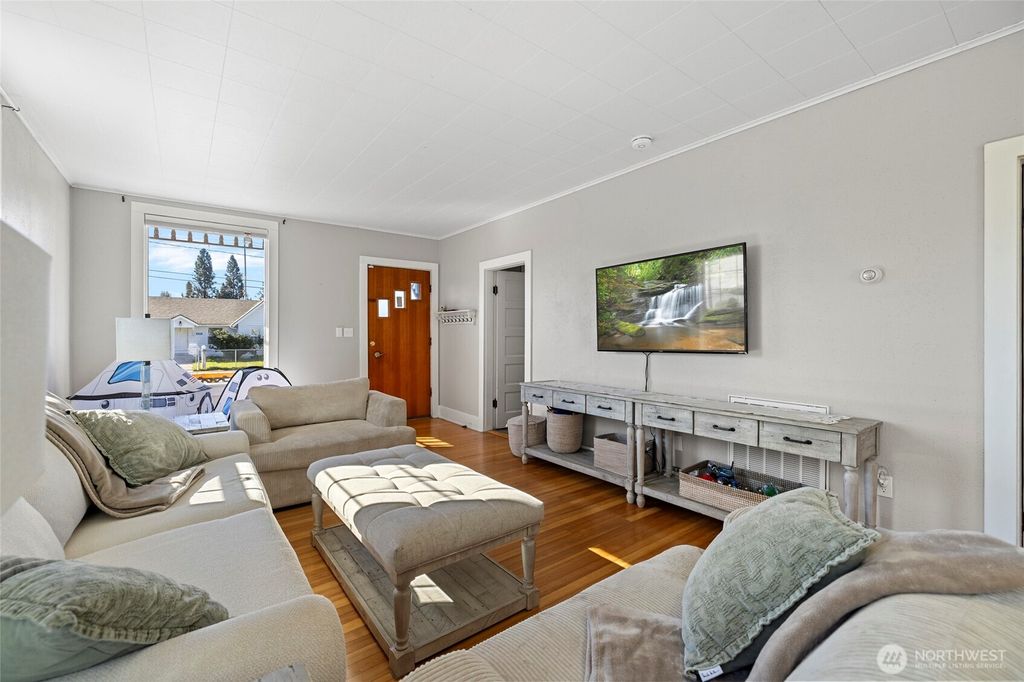 Photo of 625 E Hazel Avenue, Burlington, WA 98233 (MLS # 2505456)