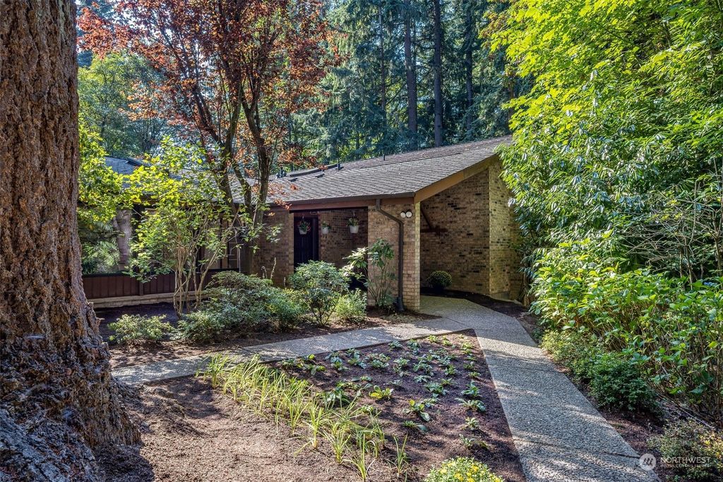 Photo of 24015 SE 30th Street, Sammamish, WA 98075 (MLS # 2009147)