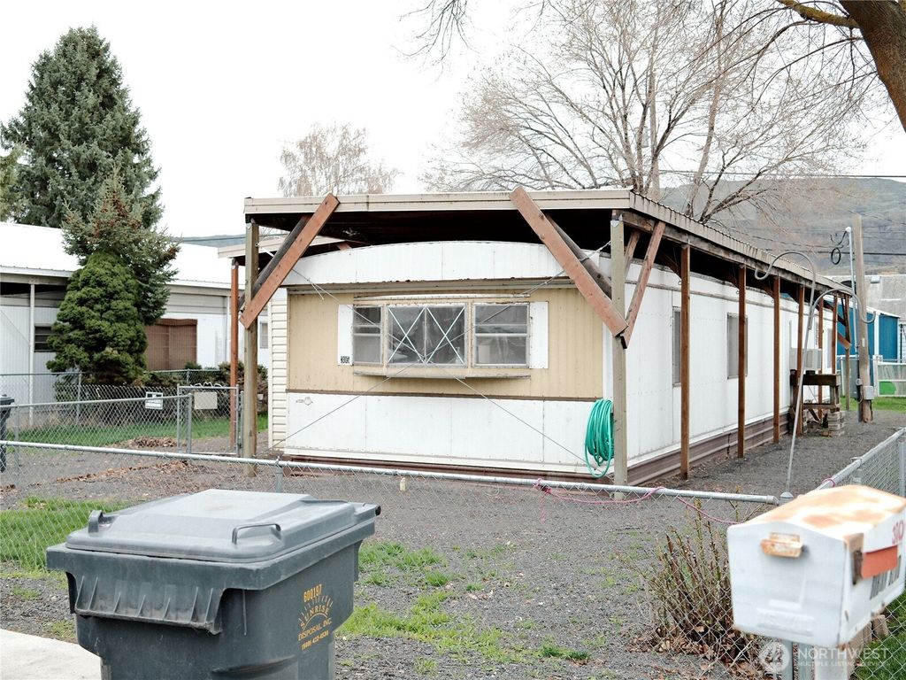 Photo of 305 Burdin Boulevard, Grand Coulee, WA 99133 (MLS # 2500960)