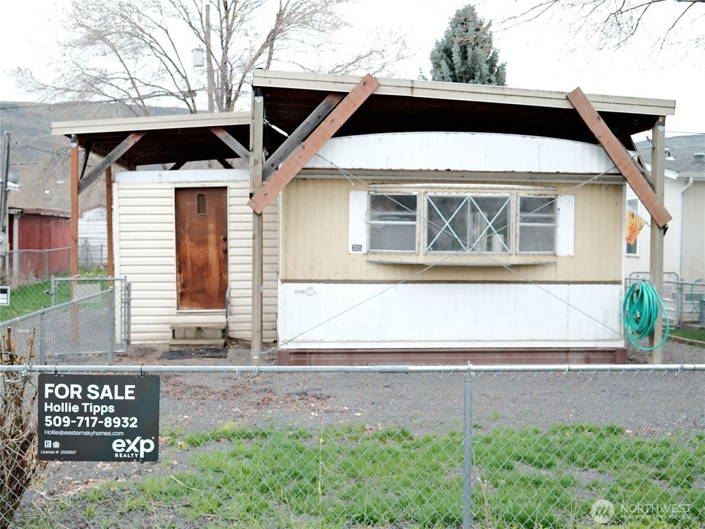 Photo of 305 Burdin Boulevard, Grand Coulee, WA 99133 (MLS # 2500960)