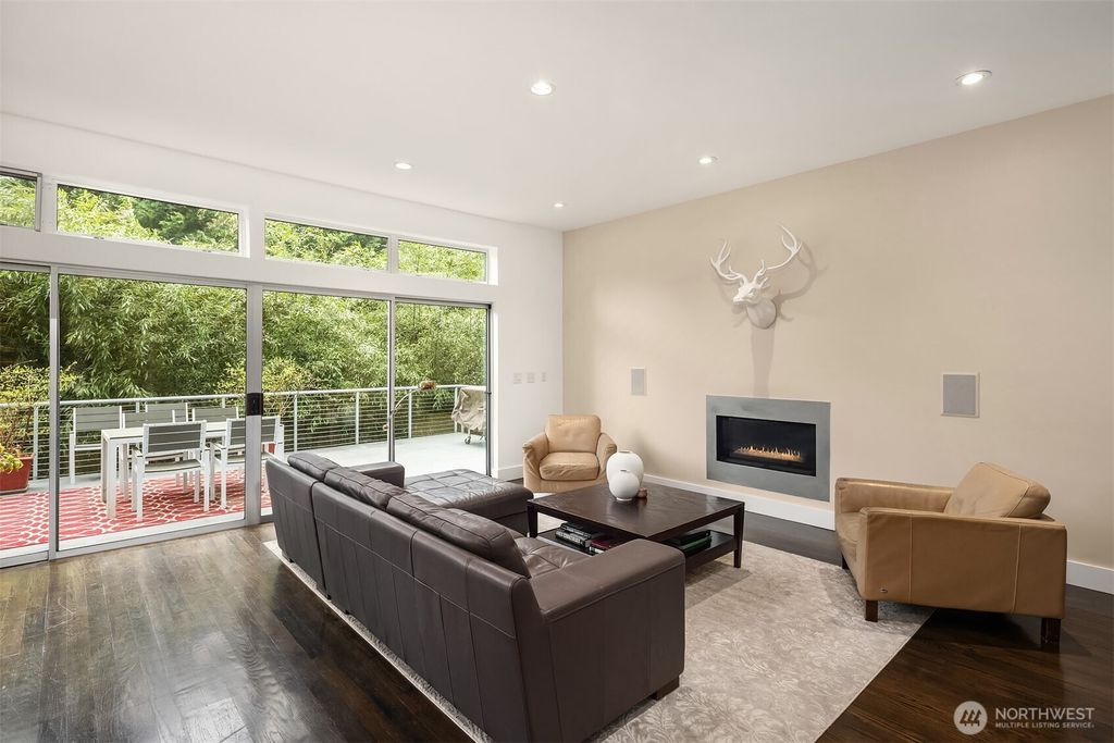 Photo of 1534 Hillside Drive SE, Issaquah, WA 98027 (MLS # 2507012)