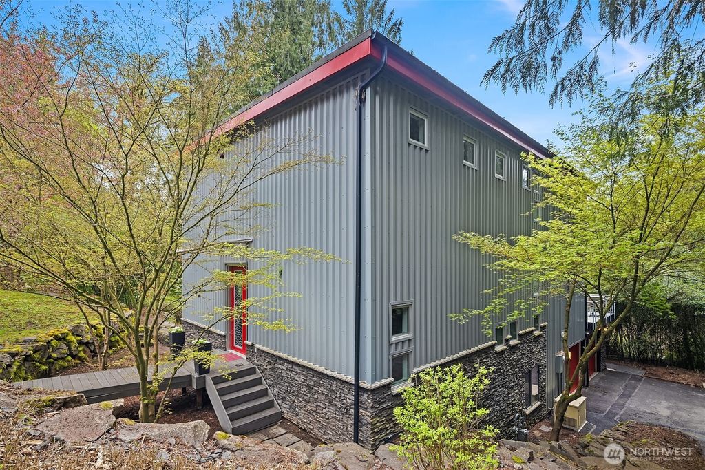 Photo of 1534 Hillside Drive SE, Issaquah, WA 98027 (MLS # 2507012)
