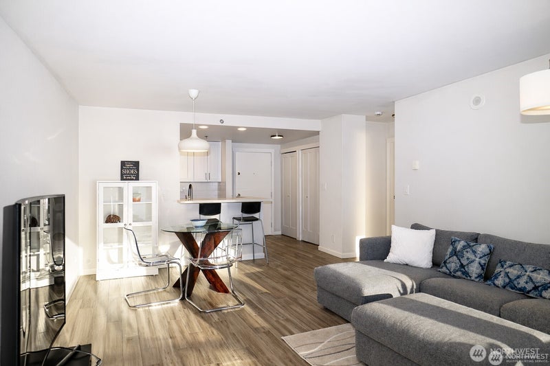 121 Vine Street 1702