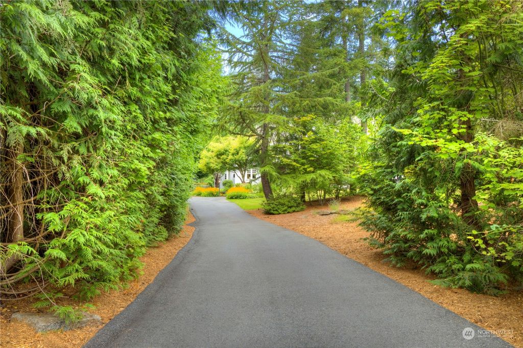 Photo of 1925 248th Avenue SE, Sammamish, WA 98075 (MLS # 2049243)