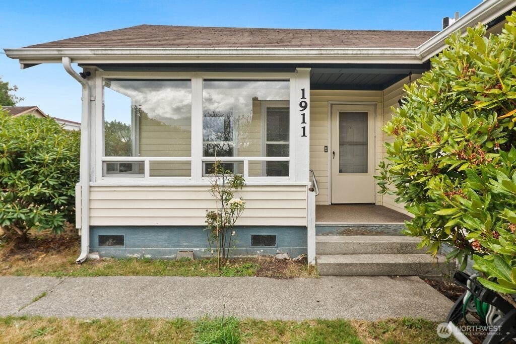 Photo of 1911 17th Street, Everett, WA 98201 (MLS # 2578681)