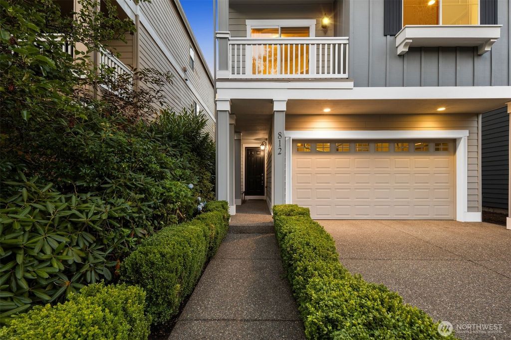 Photo of 812 6th Avenue NW, Issaquah, WA 98027 (MLS # 2398384)