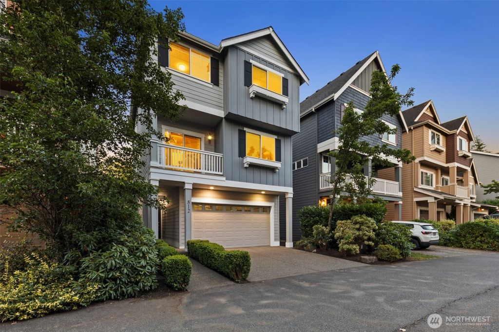 Photo of 812 6th Avenue NW, Issaquah, WA 98027 (MLS # 2398384)