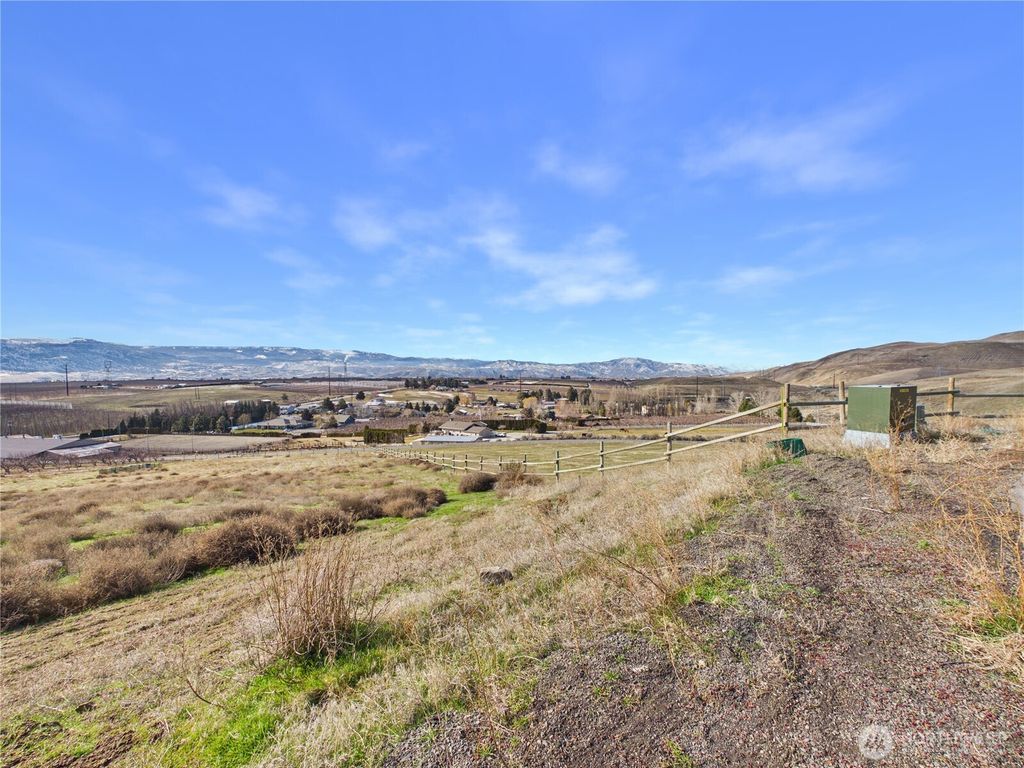 Photo of 236 S Partridge Lane, East Wenatchee, WA 98802 (MLS # 2482766)