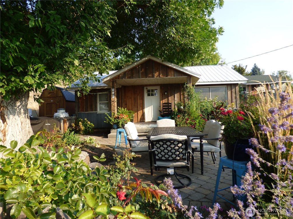 Photo of 304 Pearl Street, Pateros, WA 98846 (MLS # 2499912)