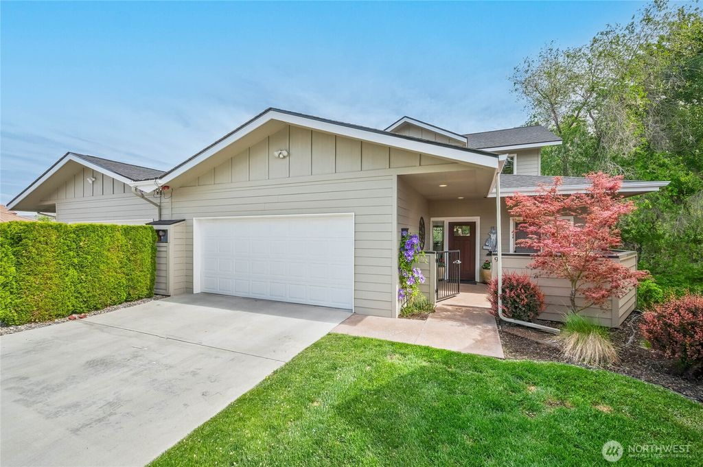 Photo of 411 19th Street NE #9, East Wenatchee, WA 98802 (MLS # 2470622)