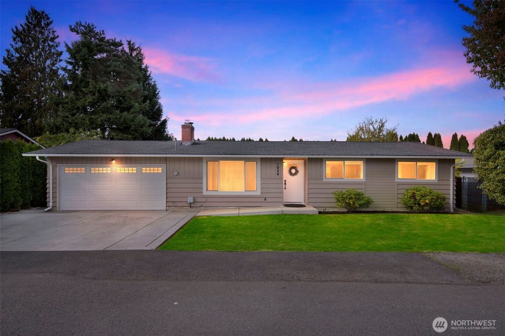 Photo of 1024 21st Street NW, Puyallup, WA 98371 (MLS # 2444386)