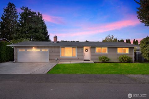 Photo of 1024 21st Street NW, Puyallup, WA 98371 (MLS # 2444386)
