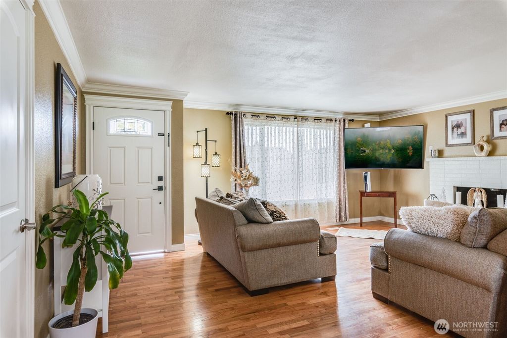 Photo of 1024 21st Street NW, Puyallup, WA 98371 (MLS # 2444386)