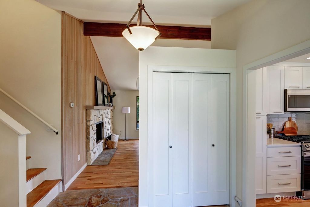 Photo of 16405 SE 16th Street, Bellevue, WA 98008 (MLS # 2136609)