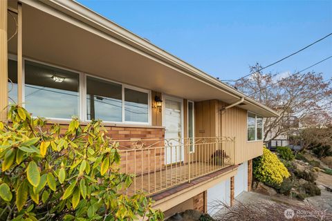 Photo of 2510 W Armour Street, Seattle, WA 98199 (MLS # 2469609)