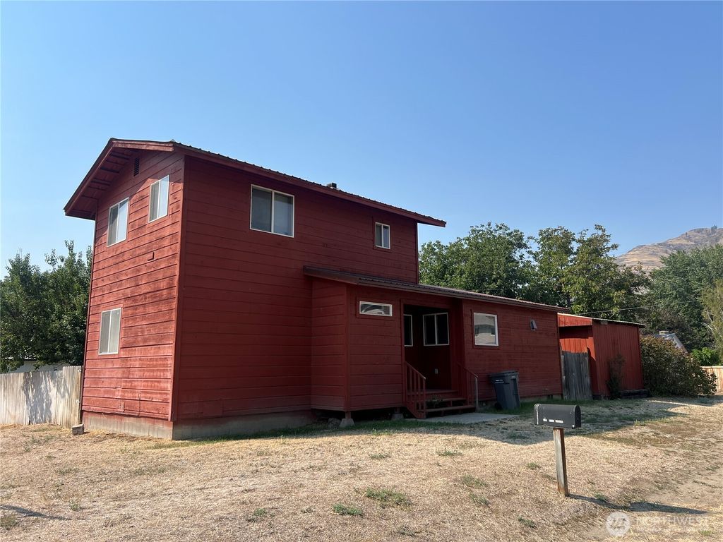 Photo of 124 Main St St, Oroville, WA 98844 (MLS # 2487101)