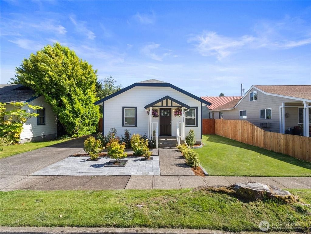 Photo of 3053 Garfield Street, Longview, WA 98632 (MLS # 2529804)
