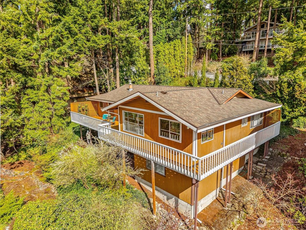 Photo of 919 N 207th Avenue N, Sammamish, WA 98074 (MLS # 2496813)