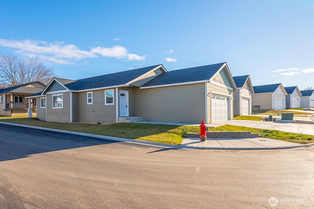 Photo of 123 E 9th Avenue #50, Moses Lake, WA 98837 (MLS # 2526212)