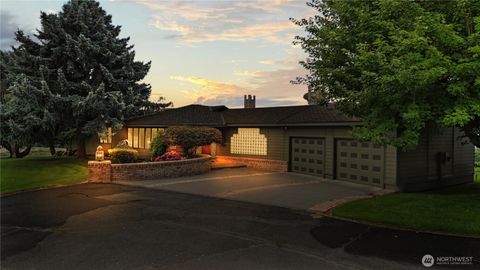 Photo of 31 Rangeview Road, Othello, WA 99344 (MLS # 2421023)