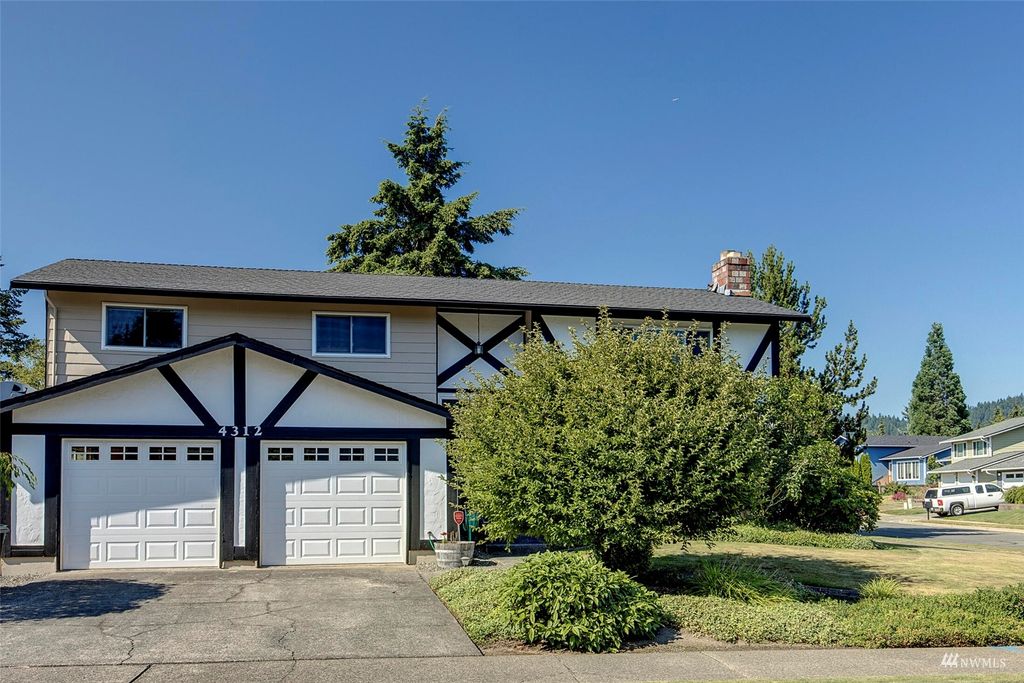Photo of 4312 NE 20th Street, Renton, WA 98059 (MLS # 1976837)