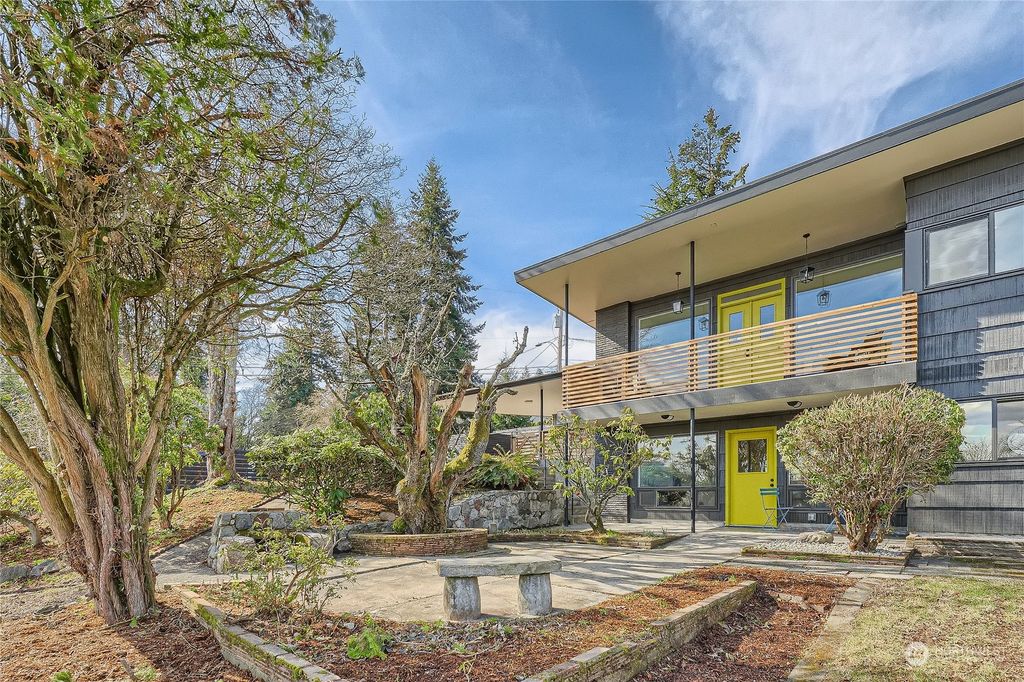 Photo of 1006 S 206th Street, Des Moines, WA 98198 (MLS # 2045014)