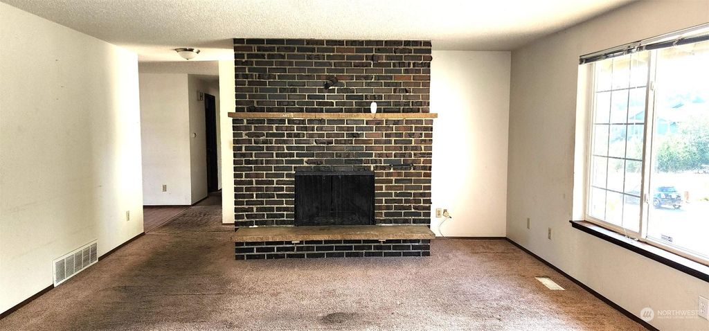 Photo of 3260 S 301st Place, Auburn, WA 98001 (MLS # 2274514)