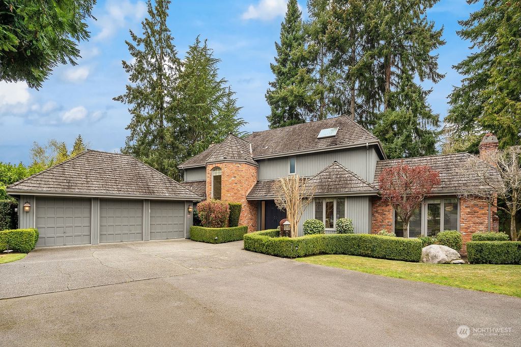 Photo of 8606 NE 10th Street, Medina, WA 98039 (MLS # 2232493)