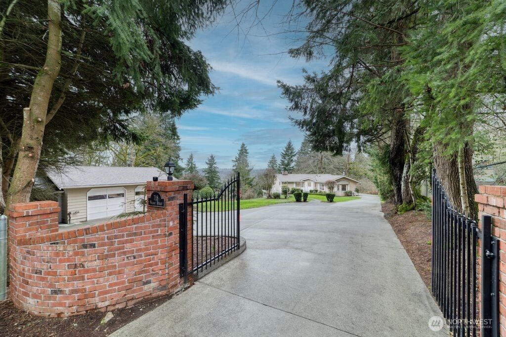 Photo of 718 E Walnut Street, Kent, WA 98030 (MLS # 2466095)