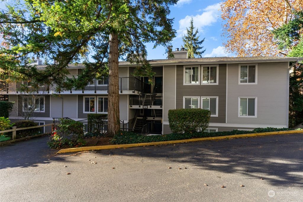 Photo of 3212 80th Ave SE Ave #3, Mercer Island, WA 98040 (MLS # 2179966)